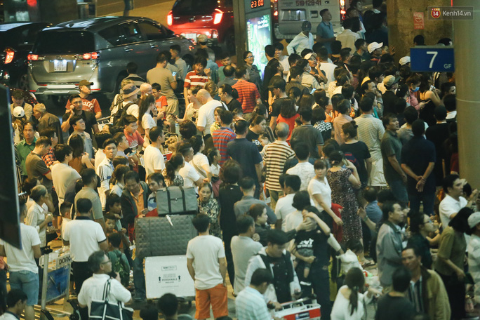Tan Son Nhat airport packed as Tet nears