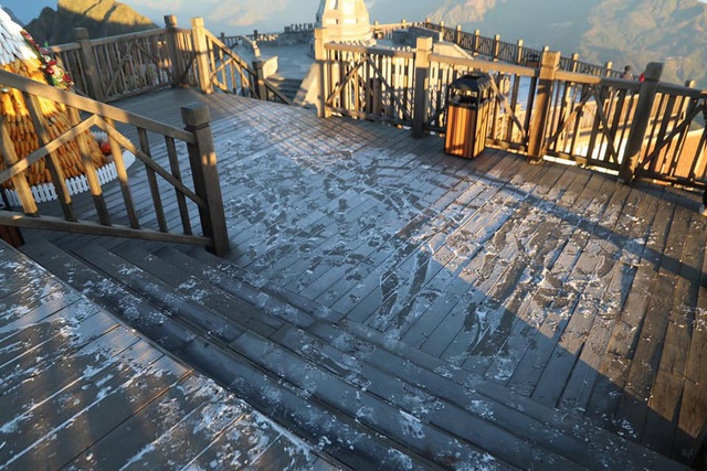 Frost continues covering Mount Fansipan