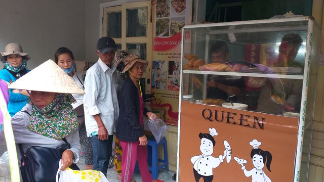 Quang Nam man opens free bread stall for poor people