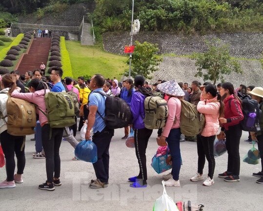 More people flock to China through Lang Son border gate to work