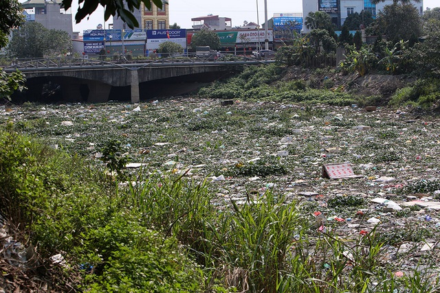 Hanoi river struggling with rubbish
