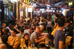 Hanoi tourist street ignores coronavirus fears