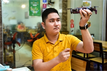 Hanoi restaurant uses flycams to serve customers