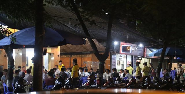 Many restaurants in Hanoi still open despite ban due to Covid-19 spread