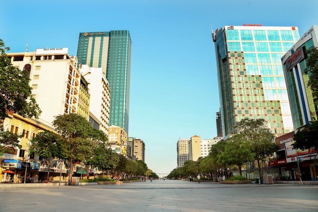HCM City streets through lens of local photographer