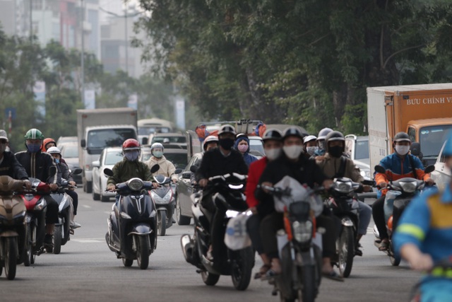 Hanoi streets crowded again despite social distancing instruction