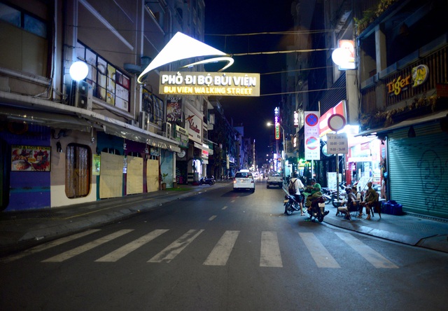 Popular tourist streets in Hanoi, HCM City still quiet after re-opening