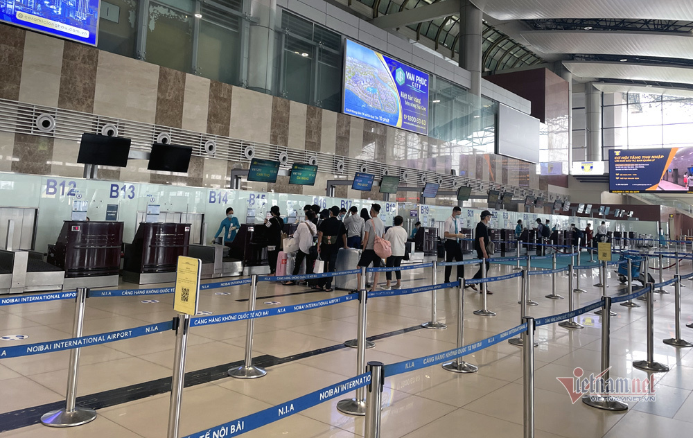 Noi Bai airport deserted amid new Covid-19 spread