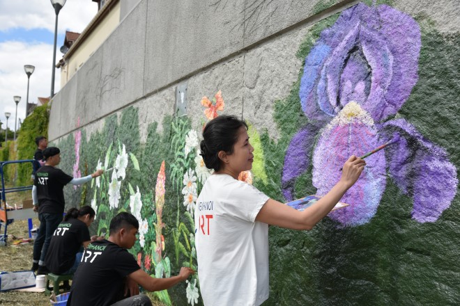Vietnamese artist creates mural on France’s Seine River