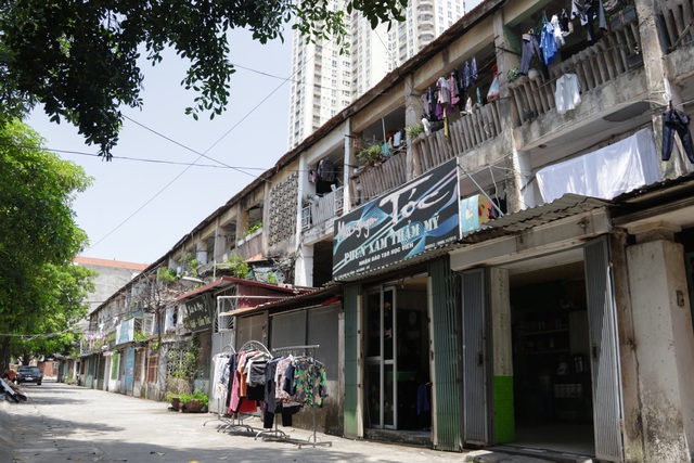 Deteriorated Hanoi apartment buildings threaten hundreds of people