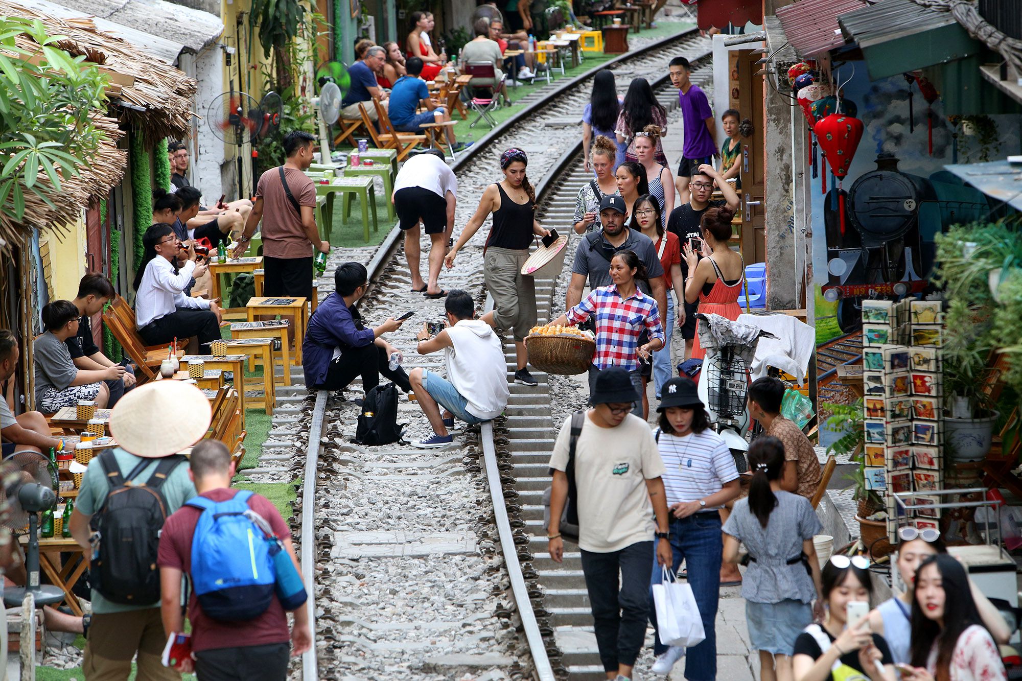 Hanoi railway becomes tourist destination despite dangers