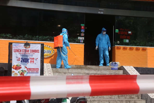 Hanoi fast-food shop isolated following Covid-19-suspected case