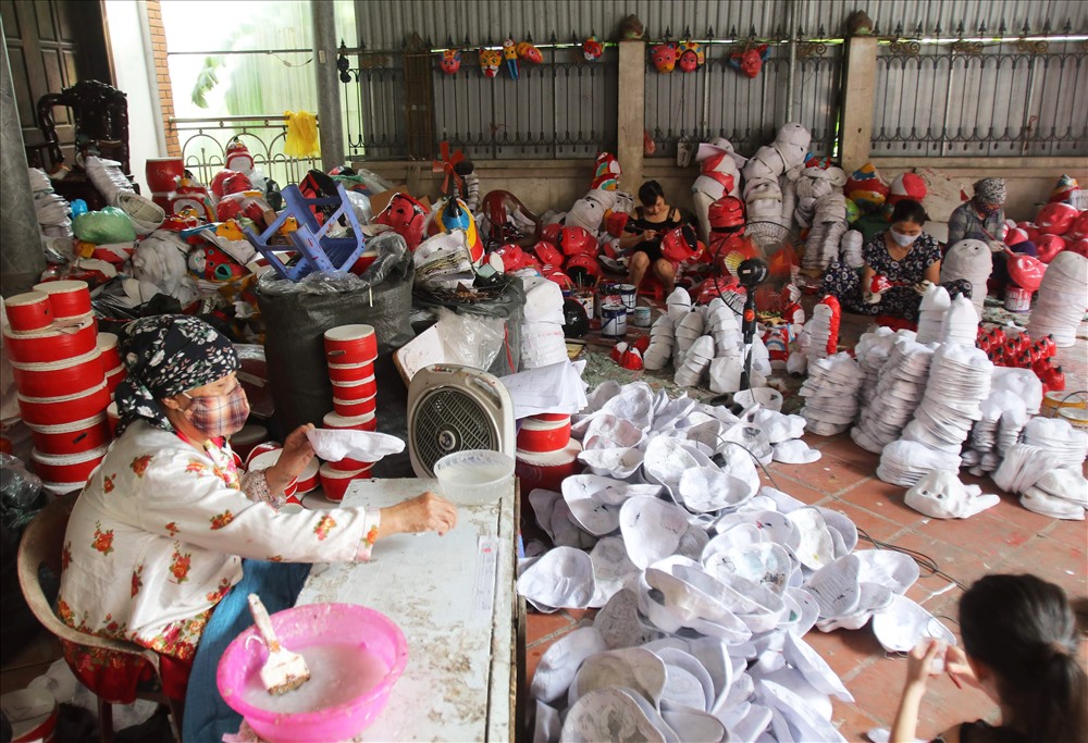 Traditional craft village busy ahead of Mid-Autumn Festival