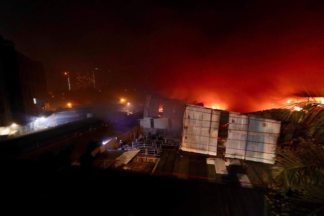 Fire engulfs Hanoi light source firm