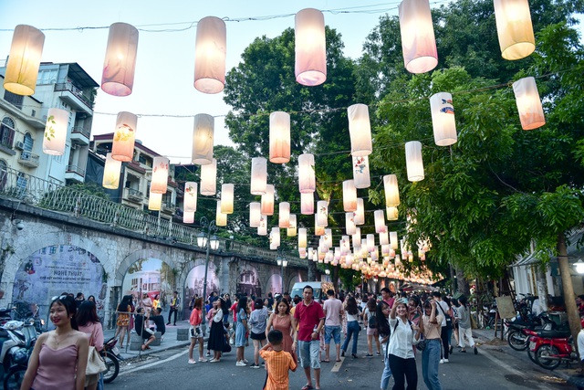 Hanoi street coloured with lanterns ahead Mid-Autumn Festival