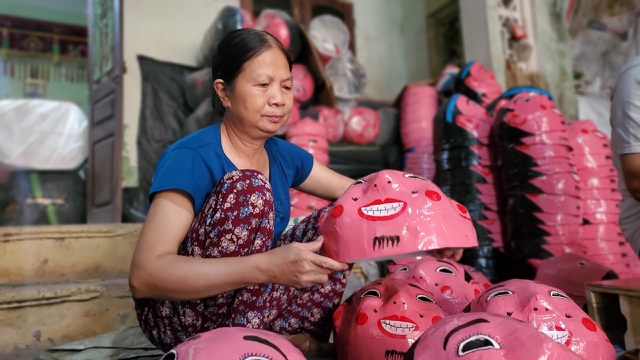 Mid-autumn toy-making village deserted amid pandemic