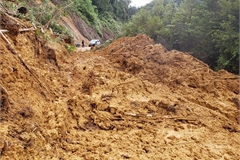 Hundreds of households in Quang Nam isolated due do landslides
