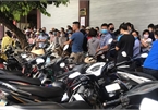 Hai Phong people queue for hours to buy mooncakes