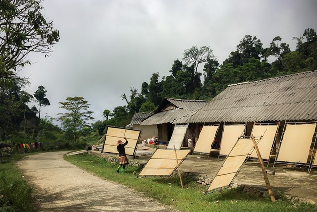 H'mong ethnic group continues traditional paper-making craft