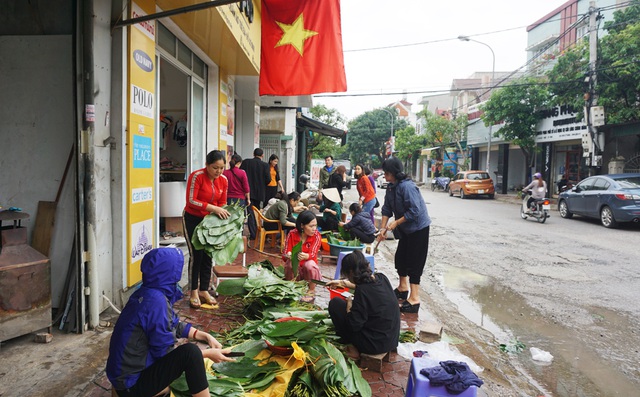 Nghe An people donate chung cakes to flood victims
