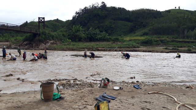 Kon Tum villagers risk lives to salvage golds after storm