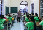 Elderly teacher offers free classes for poor students