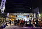 HCM City buyers queue at midnight for iPhone 12