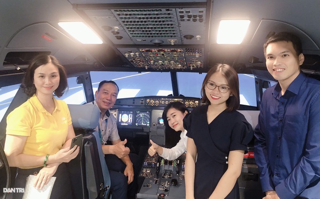 Pilot training tour attracts customers
