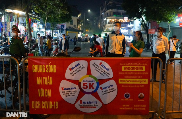 Hanoi fines people for not wearing face masks at pedestrian streets
