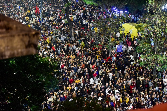 Thousands fill the streets to welcome New Year