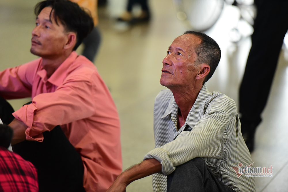Families reunite at Tan Son Nhat as Tet nears