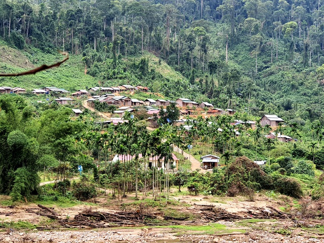 Quang Nam residents risk lives in daily river crossings