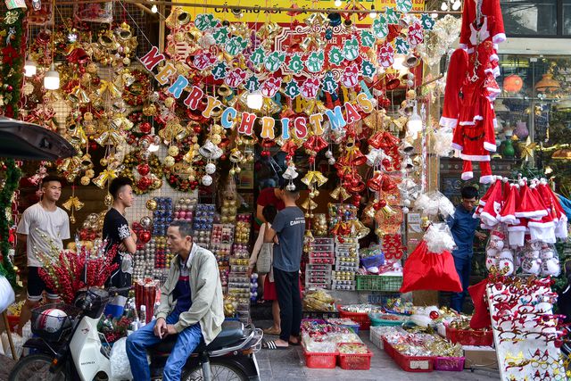 Christmas atmosphere on Hang Ma Street