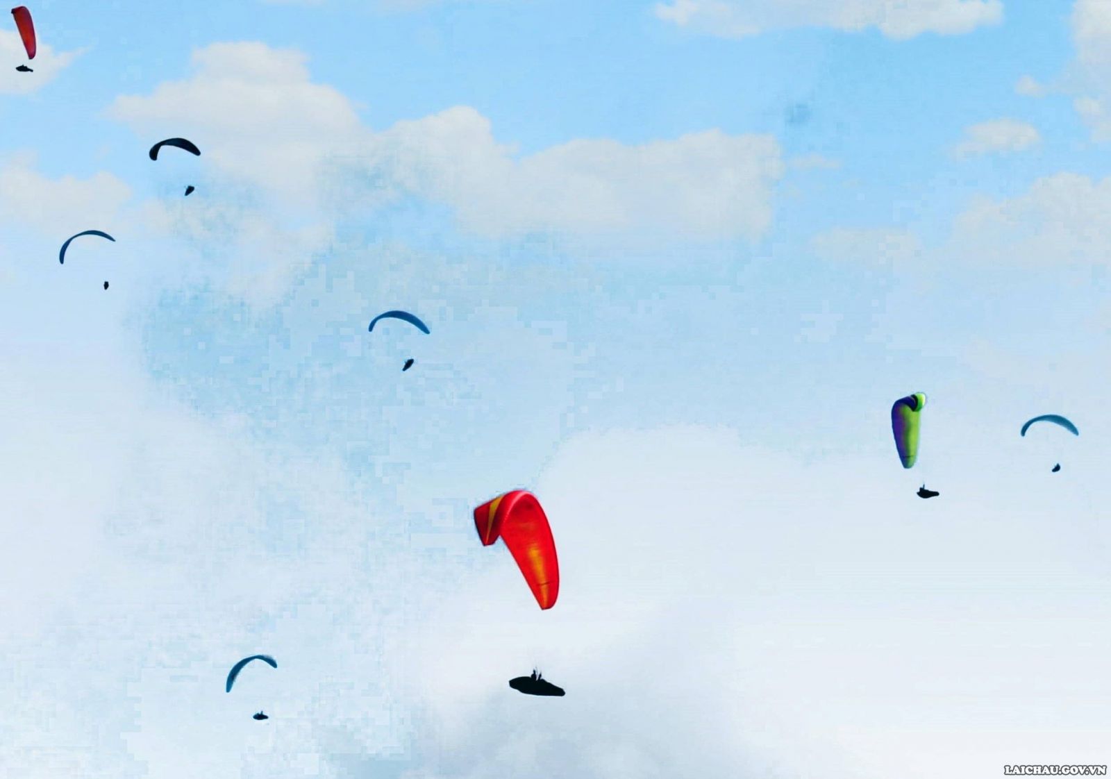 Lai Chau holds Open Putaleng Paragliding Tournament 2020
