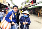 Cafe owner wanders Hoi An to hand out free masks