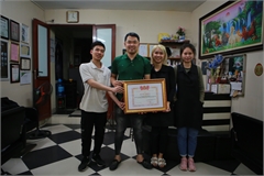 Deaf hairdresser opens free courses for disabled people