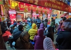 Hanoians queue outside gold shops on God of Wealth Day