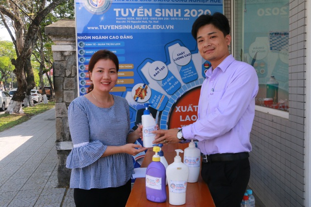 Hue lecturer makes free hand sanitiser to fight coronavirus outbreak