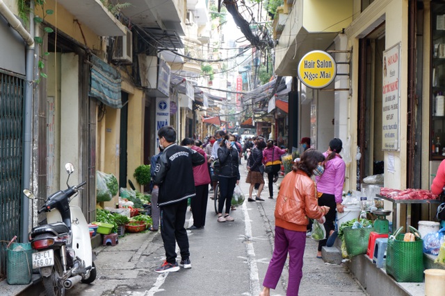 Hanoi Old Quarter shops enforce social distancing