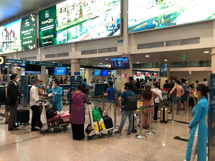 Tan Son Nhat Airport receives more passengers after social distancing relaxed