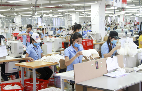 VN enterprises face shortage of workers after easing of social distancing measures