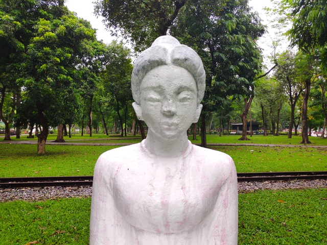 Hanoi's Thong Nhat Park managers criticised for poor statue colouring job
