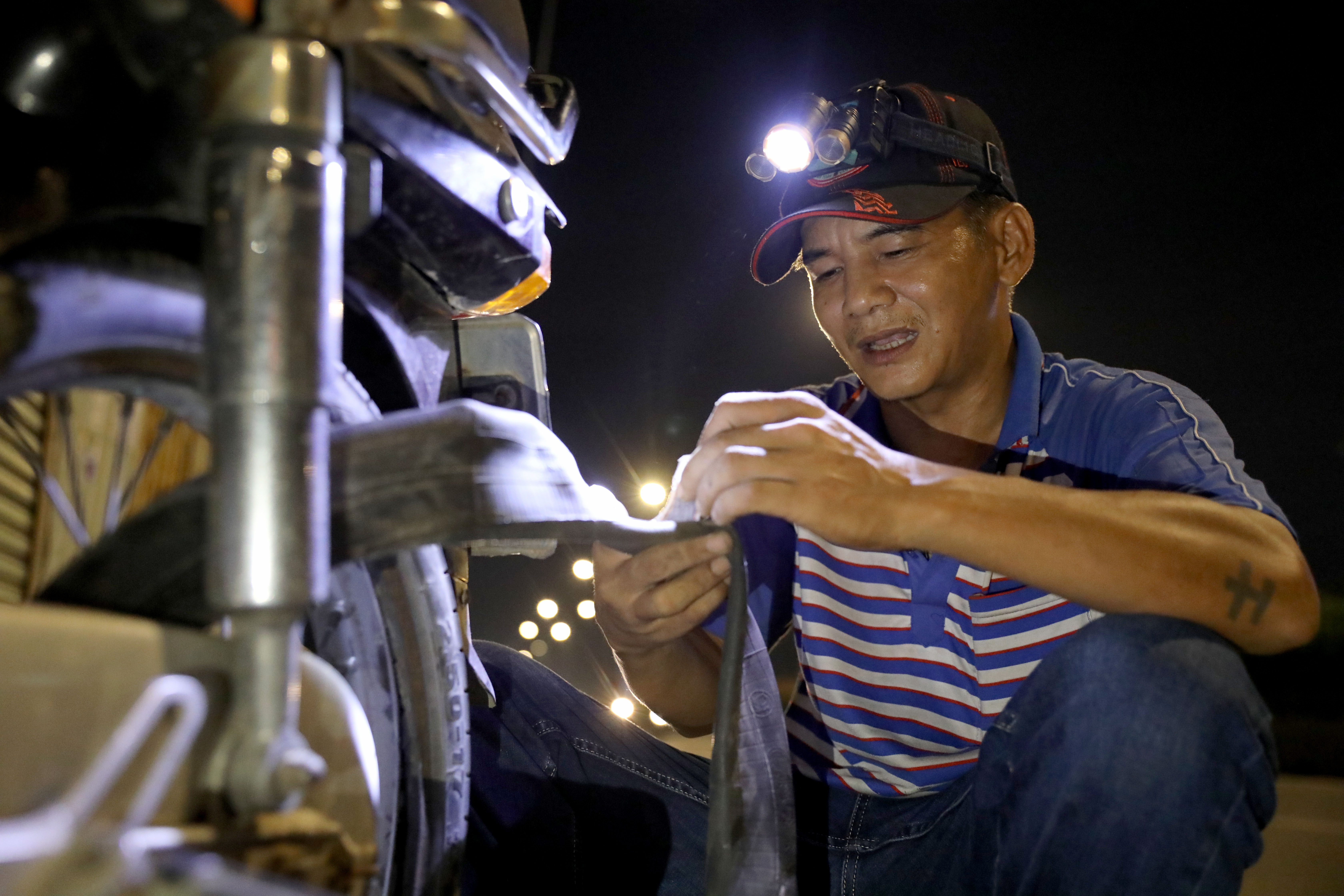 HCM City man offers free nighttime motorbike repair service