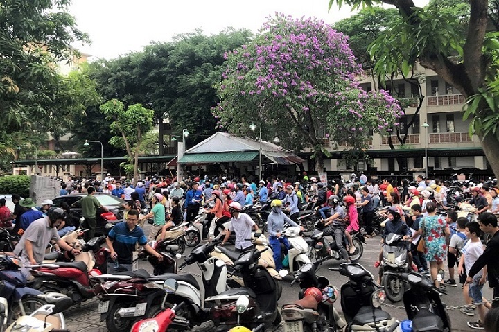 Vietnamese parents spend huge money on students' cram schools