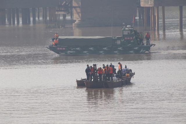 Suspected bomb under Hanoi bridge