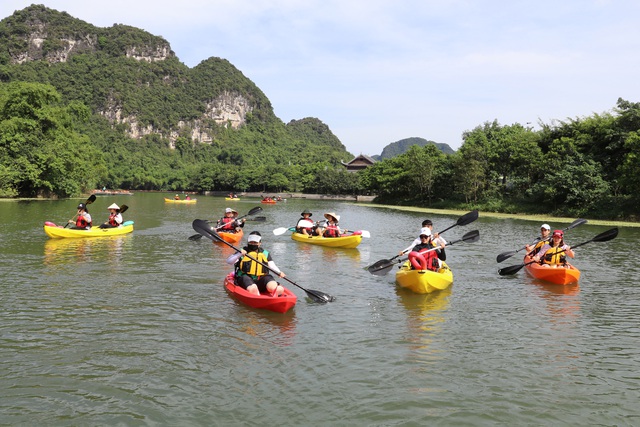 Trang An introduces kayak sailing service