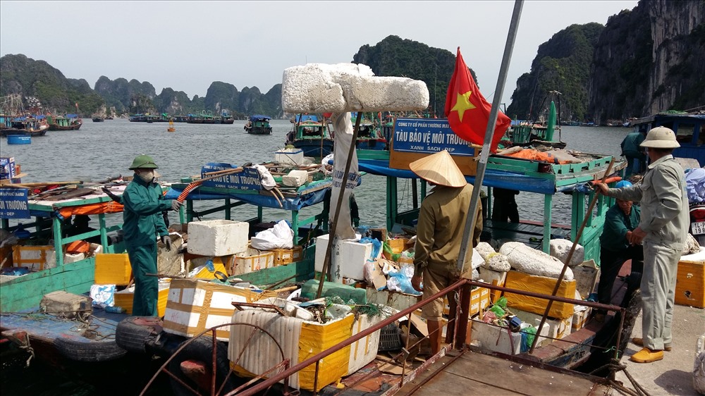 Ha Long Bay overloaded with rubbish