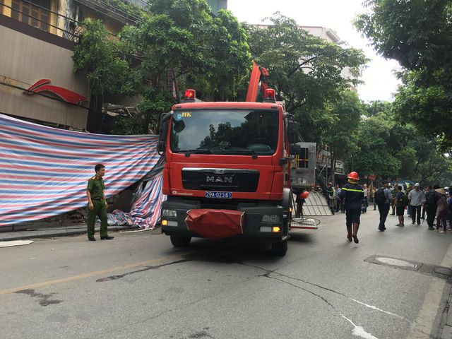One rescued after house walls collapse in Hanoi