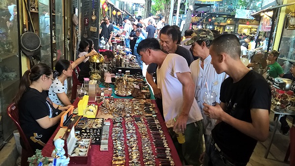 HCM City weekly antique market