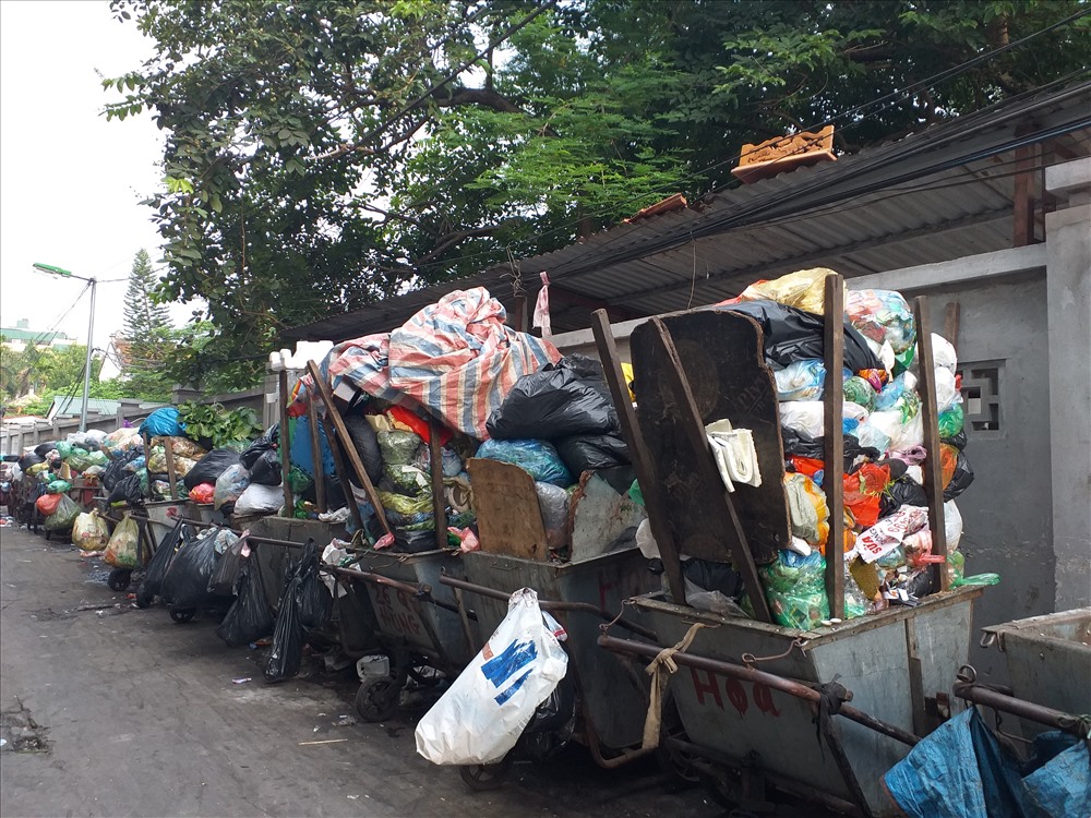 Hanoi rubbish dispute up as families await relocation